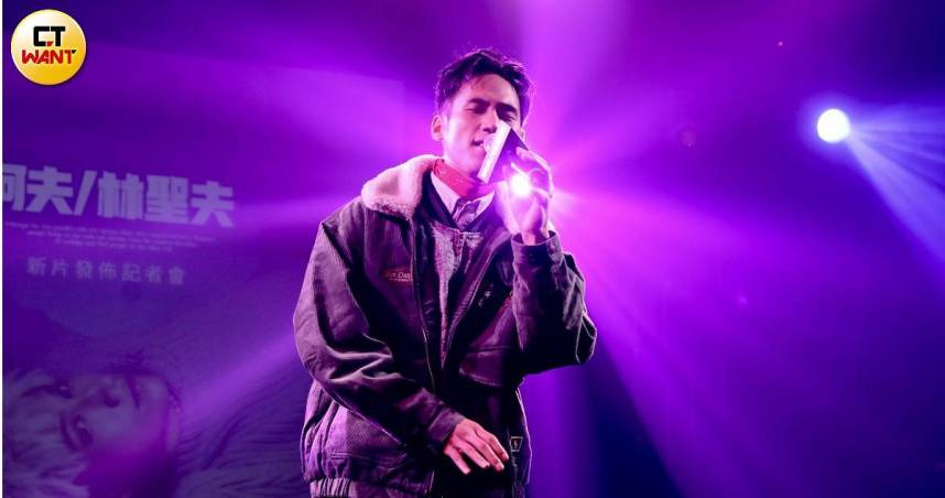 「大嘻哈時代」阿夫在社群平台哀悼髮型師兼歌手「宇宙」。（圖／侯世駿攝）