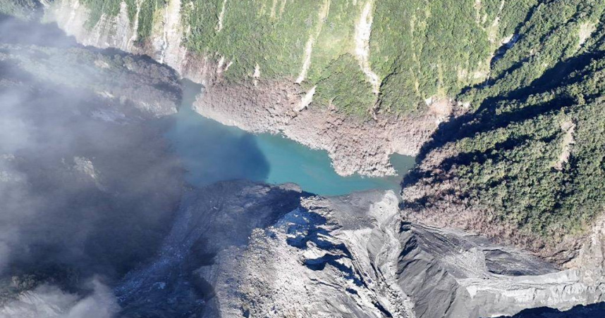 空勤總隊直升機空勘拍照，堰塞湖壩頂高度已降至86公尺、估算水位1025公尺、面積15.5公頃，蓄水量約700萬噸（為原水量7.7％）。（圖／林保署花蓮分署）