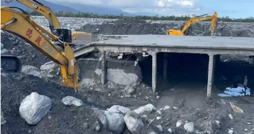 救難人員今天持續針對災區熱點佛祖街開挖搜索，但截至傍晚都沒有任何新進展。（圖／花蓮縣消防局提供／中國時報記者羅亦晽花蓮傳真）