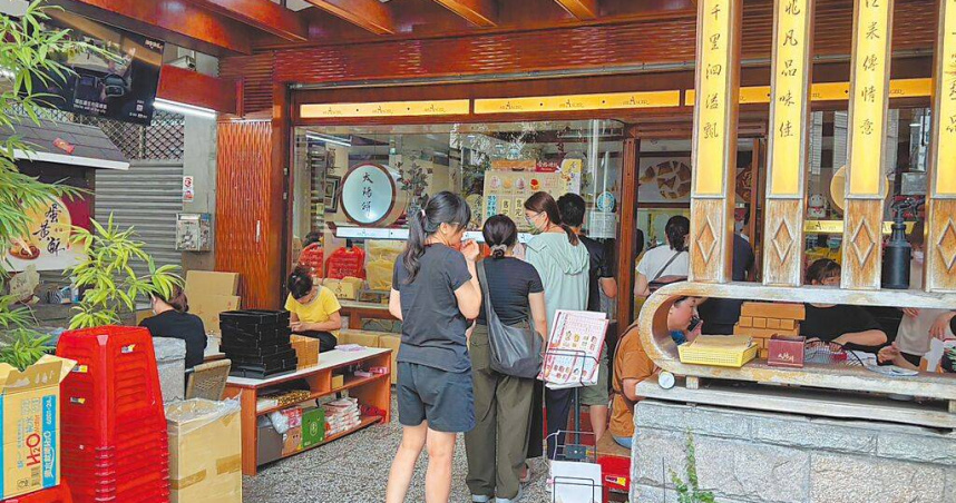 被爆料有食安爭議的台中蛋黃酥名店，29日門口仍有民眾排隊採購。（圖／中國時報馮惠宜攝）