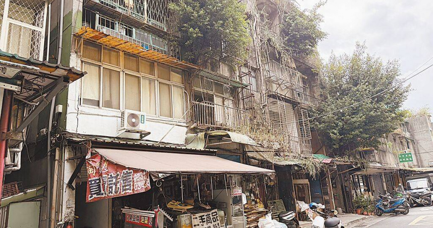 0403花蓮大地震造成台北市部分建築物受損，台北市去年5月啟動「震災列管紅黃單建物修繕補強補助計畫」，籌措超過1億1000萬元經費，對象包括0403、921、331地震紅、黃單建物。圖為台北市虎林街59巷號2至8號遭列管黃單建物。（圖／中國時報張珈瑄攝）