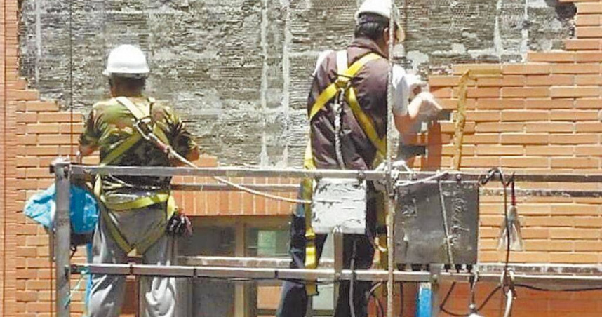 台北市大樓外牆剝落砸傷路人事件層出不窮，市府要求30年、11層樓以上商業區老舊建物2027年前完成外牆安全申報，但議員發現目前申報率僅3成，又因住戶意見、經費不足等問題，每4案就有1案申請展延，展延天數平均近500天，修繕遙遙無期。（圖／報系資料照）