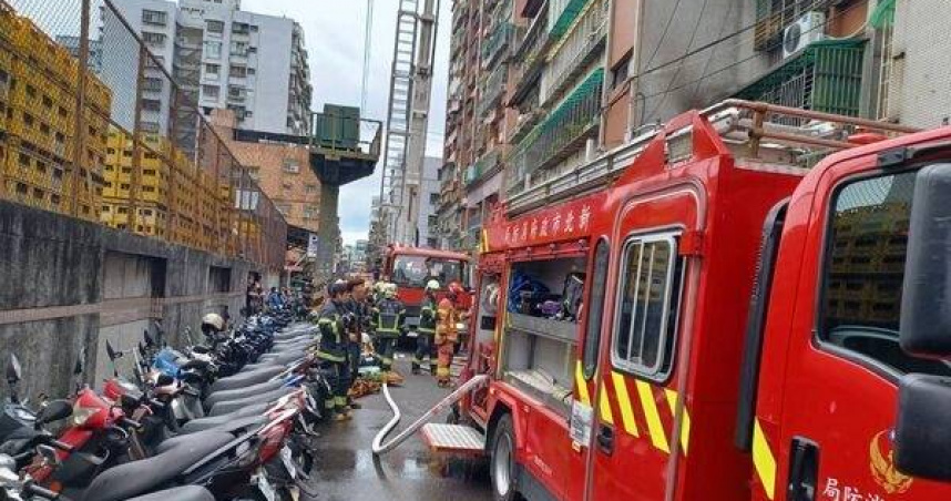 蘆洲住宅正午突竄濃煙，疑遭縱火19人急疏散。（圖 ／翻攝畫面）