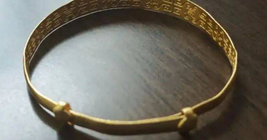 市場攤販宣稱「免費清洗金飾」，其中有詐。（圖／翻攝自微博）