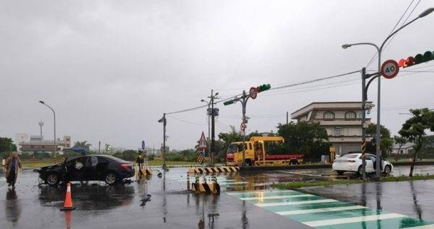 黑白轎車路口碰撞旋轉360度。（圖／翻攝畫面）