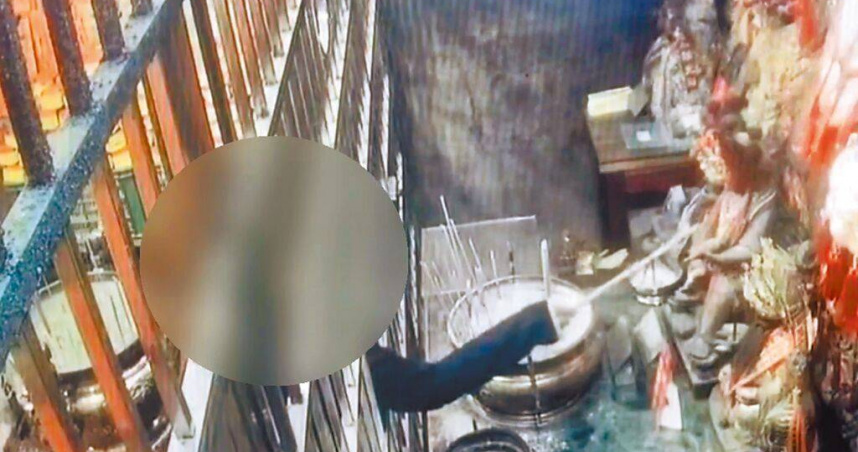 南投縣中寮鄉泡麵土地公旁的「囝仔公廟」遭竊，竊賊利用貢香勾走神像身上5面金牌並偷香油錢，損失140萬元。（圖／警方提供／中國時報楊靜茹南投傳真）