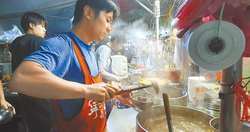 活豬批發屠宰7日解禁，寧夏夜市內老牌豬血湯陳老闆表示，禁宰政策讓生意受到不小的影響，希望生意可以恢復如初。（圖／中國時報劉宗龍攝）