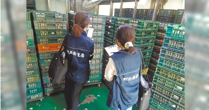 彰化縣文雅畜牧場被驗出雞蛋芬普尼超標後，農業處11日第三度派員至文雅採檢雞蛋與東側農地土壤送驗，圖為彰化縣衛生局稽查問題蛋。（圖／彰化縣衛生局提供）