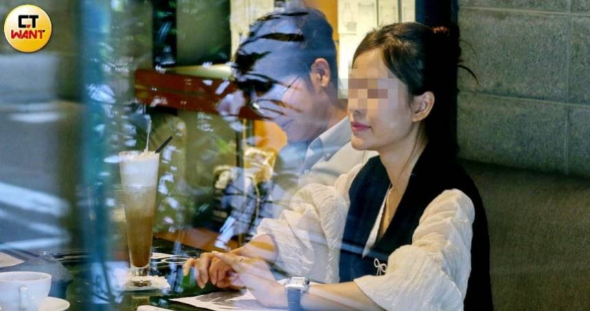 台籍男子小鄭與越籍太太阮妹在台相識相戀，好不容易在台登記結婚，太太卻因為非法勞動事件被移民署下「逐客令」限期遣返，只能四處求助。（圖／周志龍攝）