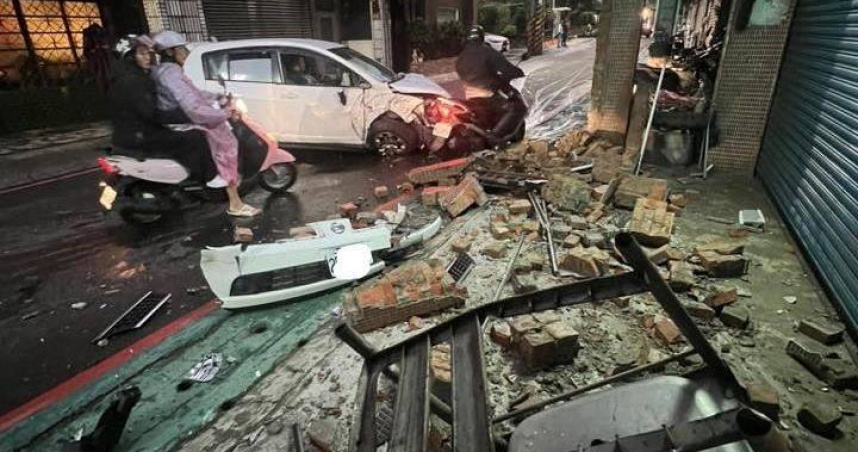 酒駕失控撞民宅白色小客車飛撞梁柱，乘客擦挫傷驚魂。（圖 ／翻攝畫面）