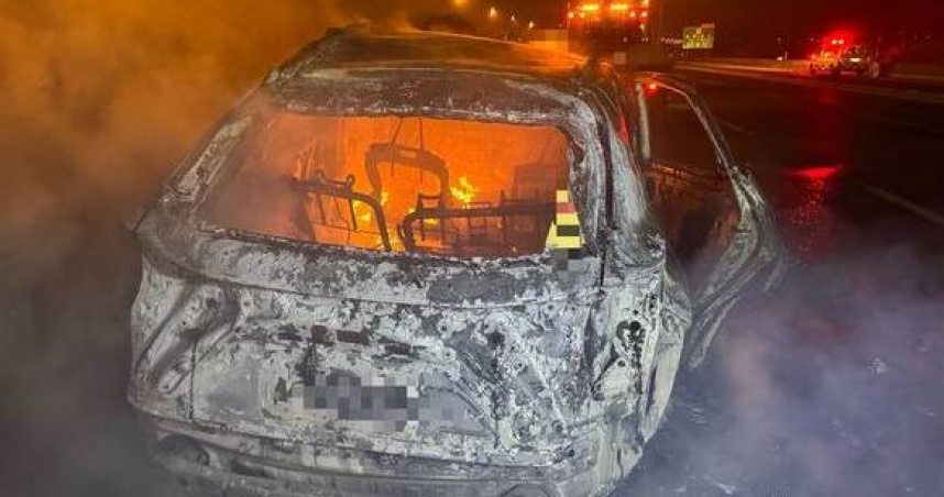 75歲騎士凌晨逆向上國道遭小客車正面撞釀火燒車。（圖 ／翻攝畫面）