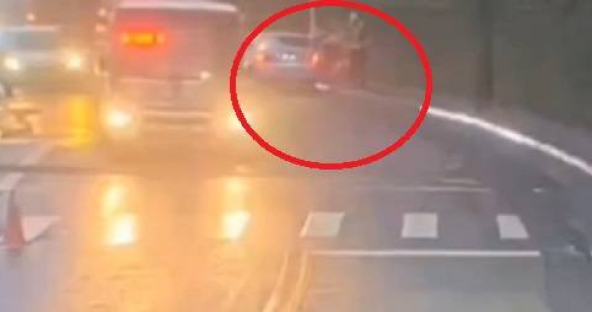 知名歌手王夢麟上月29日清晨酒駕上路，撞上路邊清潔隊員的手推車。（圖／翻攝畫面）