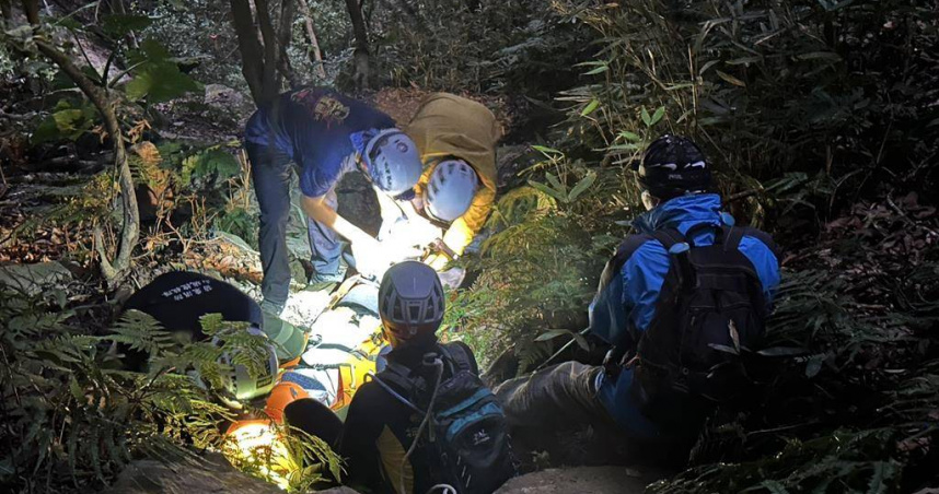 苗栗縣泰安鄉水雲吊橋及虎山步道1日接連發生山難，2名女山友摔倒受傷，消防人員接力救援至深夜11點完成任務。（圖／翻攝畫面）