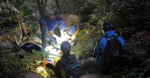 苗栗縣泰安鄉水雲吊橋及虎山步道1日接連發生山難，2名女山友摔倒受傷，消防人員接力救援至深夜11點完成任務。（圖／翻攝畫面）