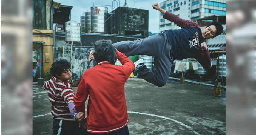 柯震東（右一）挑戰高密度動作戲全面升級，表現獲韓國動作導演張材旭讚「比專業團隊還強」。（圖／麻吉砥加提供）