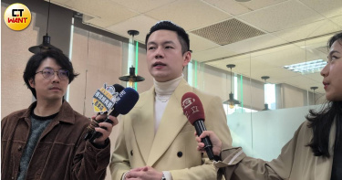 查克律師回顧偵辦過程表示，有檢察官於偵查庭中拒絕記載辯護律師意見，甚至直言，「我是檢察官，筆錄我愛怎麼寫就怎麼寫」。（圖／林冠吟攝）