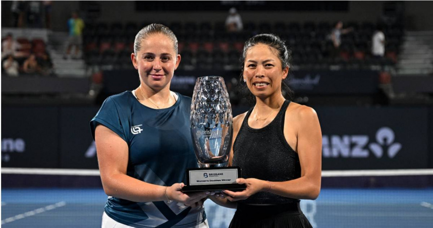 謝淑薇與奧斯塔朋科在布里斯本女雙決賽展現絕佳默契，直落二奪下新年首冠。（圖／達志／路透社，下同）