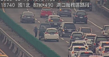 16日上午於國1南向88公里處，發生2輛小客車追撞事故，後方車流回堵1公里。（圖／交通部提供）