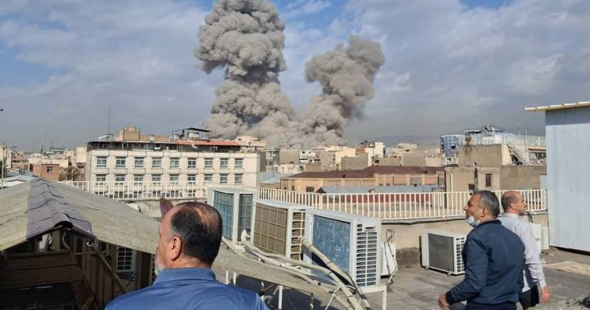 美國與以色列對伊朗發動聯合空襲，中東局勢迅速升溫。（圖／達志／美聯社）