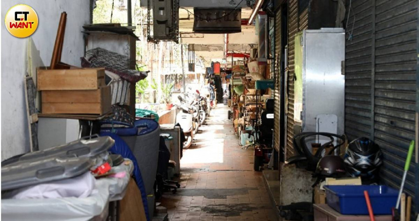 老社區「自主都更」或許是一解方，但互信基礎不足、法律知識不完整等因素，往往是整合的絆腳石。圖為台北市興隆公宅，僅示意。（示意圖／方萬民攝）