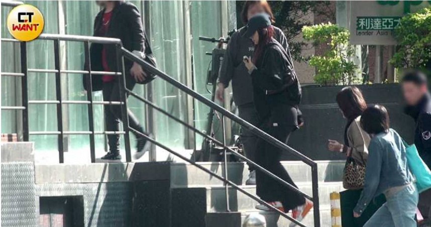 去年12月本刊獨家直擊周子瑜為了拍攝與便利商店的聯名商品悄悄返台。（圖／本刊攝影組）。