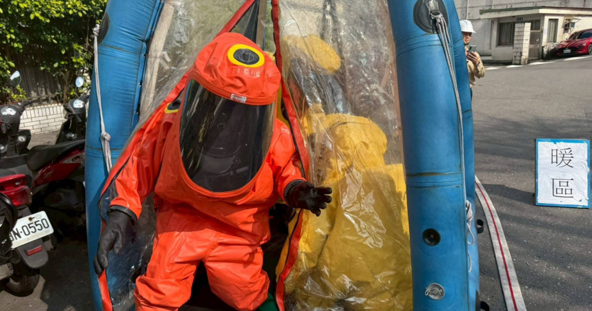 基隆市消防局進行化學災害實兵演練，消防人員著防護衣進行除污作業。（圖／基隆市政府提供）