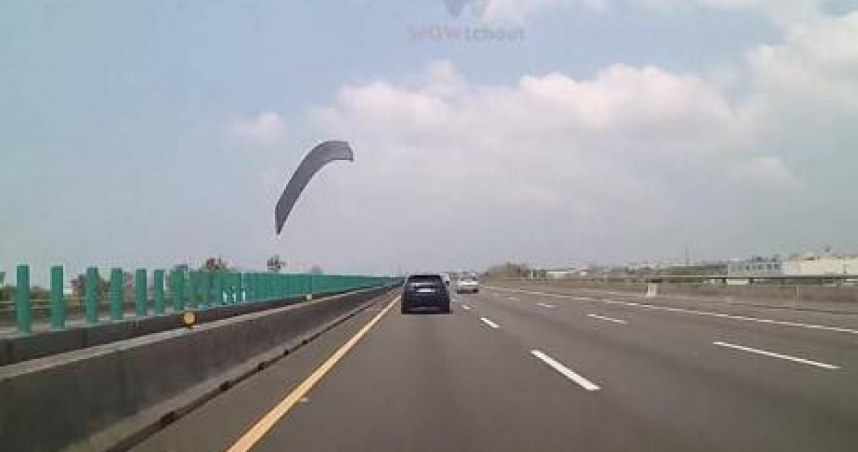 國道驚魂瞬間前擋風玻璃遭砸裂。（圖／翻攝畫面）