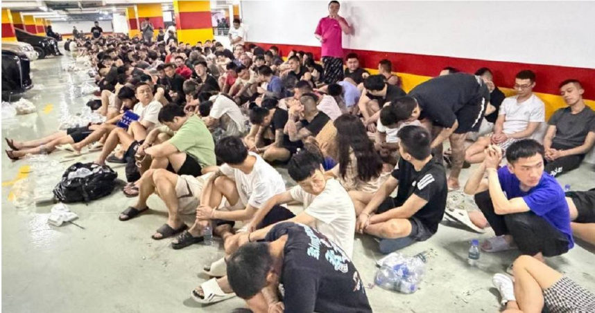 柬埔寨警方於12日下午在首都金邊莫尼旺大道展開突擊行動，成功破獲1處藏身於五星級酒店內的電信詐騙據點。（圖／翻攝自柬中時報）