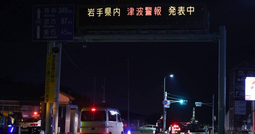 地震引發海嘯警報，日本政府持續呼籲沿岸居民撤離。（圖／達志／美聯社）