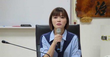 輔導主任鎖喉特教生 導師站旁邊看