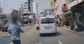 死者兒子指出，葉男駕駛箱型車，先在前方不斷逼車、急煞，父親（左）中途一度下車想理論，但葉加速開走，後續才又引發衝突。（圖／家屬提供）