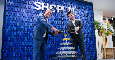 SHOPLINE 聯席總裁徐向緯（左）與台灣總經理葉力維（右）共同圖一、SHOPLINE 聯席總裁徐向緯（左）與台灣總經理葉力維（右）共同慶祝新辦公室正式啟慶祝新辦公室正式啟。（圖片提供／SHOPLIN）