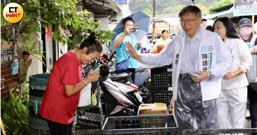 深陷司法風暴的柯文哲仍全台跑透透，化身輔選助攻手。（圖／方萬民攝）
