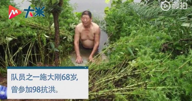 暴雨恐致決堤...68歲老人挺身潛水「人肉堵漏水孔」!網讚:平民英雄