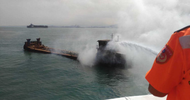 台北港外海火燒船 海巡新北艦巡航途中助滅火救出3船員