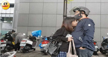 女主播情牽操盤手1/林鶴明溫馨接送羨煞人 「小桂綸鎂」愛的抱抱好扎實