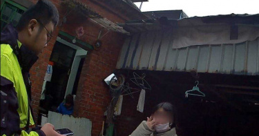 手機弄丟女大生蹲地爆哭 暖警平安夜地毯式搜索尋失物