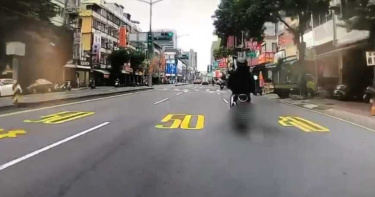 高雄婦騎車遭檢舉達人盯上 2分鐘4張罰單噴4千8百元