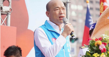 韓國瑜忘情致詞 巨型國旗牆掉落險遭砸