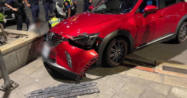 北市凌晨一名酒醉男性在路邊見台未熄火的車，竟直接上車開走，2分鐘後自撞花圃，造成車頭全毀。（圖／翻攝畫面）