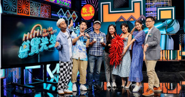 張立東（左二）與梁舒涵（右三）一起上節目分享南澳趣聞。（圖／公視台語台提供）