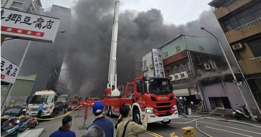 鐵皮屋起火濃煙沖向學測考場，幸無人傷亡。（ 圖／翻攝畫面）