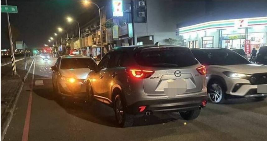 台中十字路口發生事故，休旅車逆撞對向車車頭，疑肇事駕駛精神不濟惹禍。 （圖／翻攝畫面）