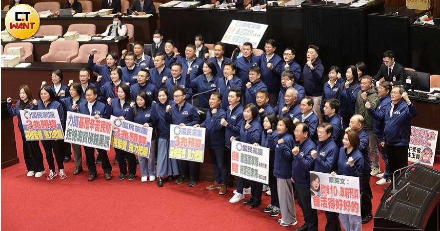 2025年總預算案三讀通過，然總統府推稱在野黨刪除預算導致發不了同仁春節禮金。（圖／周志龍攝）