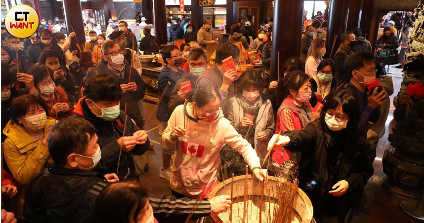 到廟宇參拜祭祀，是大年初一的重要行程。（圖／李劉耿豪攝）