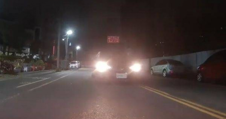 男女騎士遭黑車逼車飆罵激烈互嗆引發騷動。（ 圖／翻攝畫面）