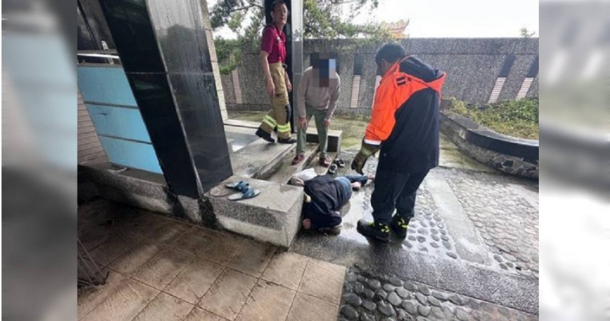 王男行動不便跌倒在住處大門前，2日後被警消發現已失溫，經送醫搶救成功保住性命。（圖／翻攝畫面）