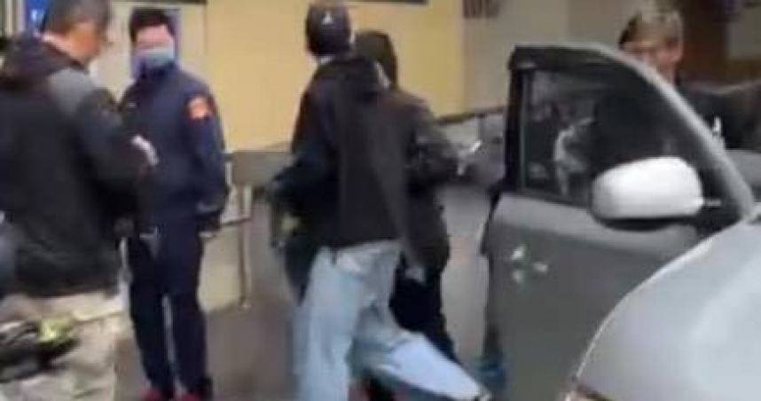 王大陸涉嫌作假證明逃兵役，2時許抵地檢署複訊。（圖/翻攝畫面）