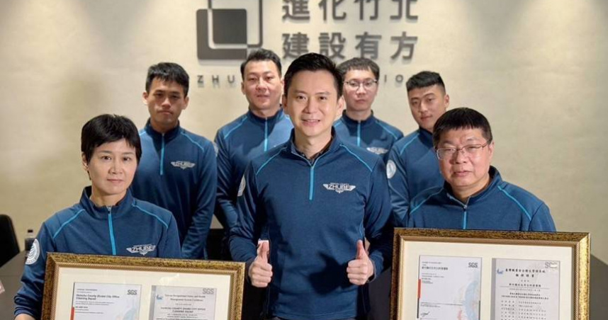 竹北市清潔隊獲得標準評鑑雙認證，市長鄭朝方（中）代表公所領獎。（圖／翻攝自竹北市公所媒體群組）