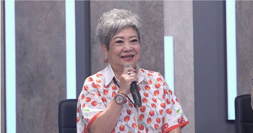 鳥來嬤吳敏為中天綜合台選秀節目《戲戲品味》擔任評審。（圖／中天綜合台提供）
